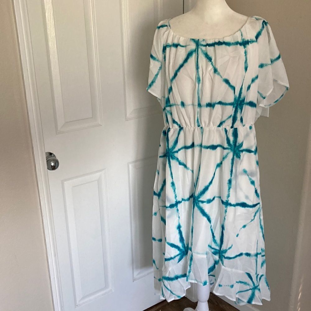 BloomChic White Patterned Dress Sz 14-16